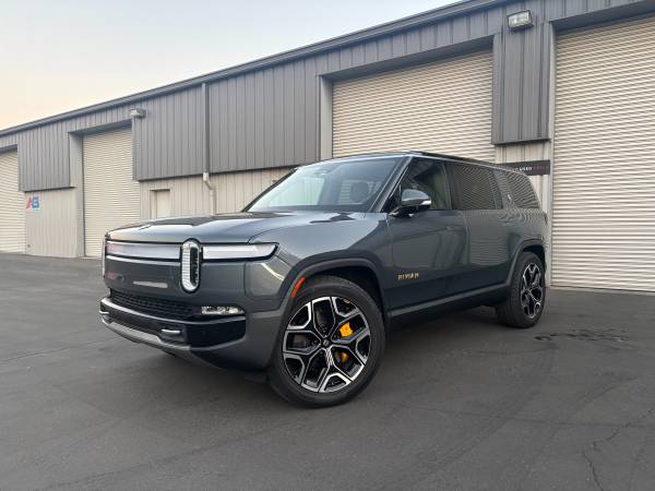 2023 Rivian R1S